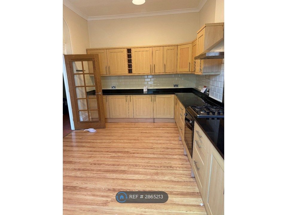 Property photo 2 of 11 Kitchen