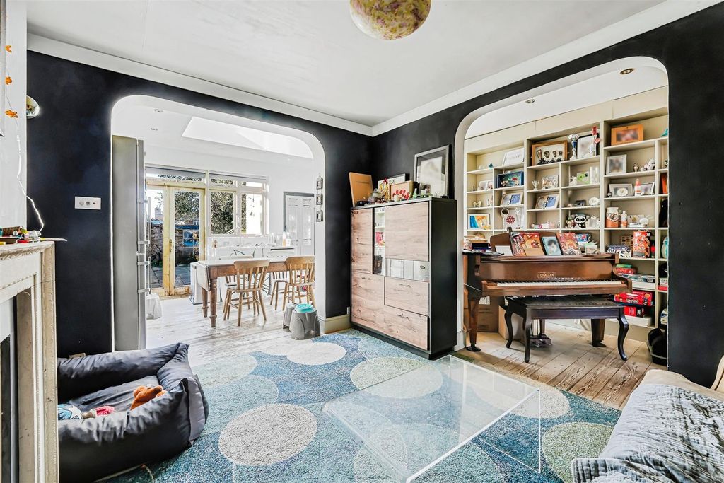 Property photo 1 of 10 Living