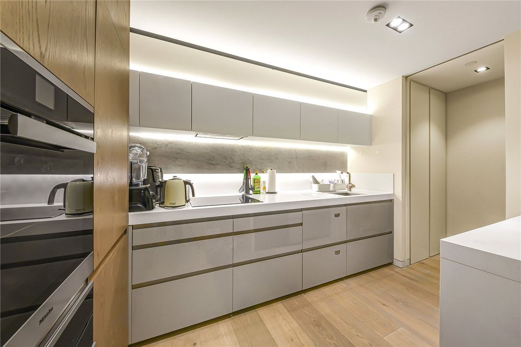 Property photo 3 of 11 Kitchen
