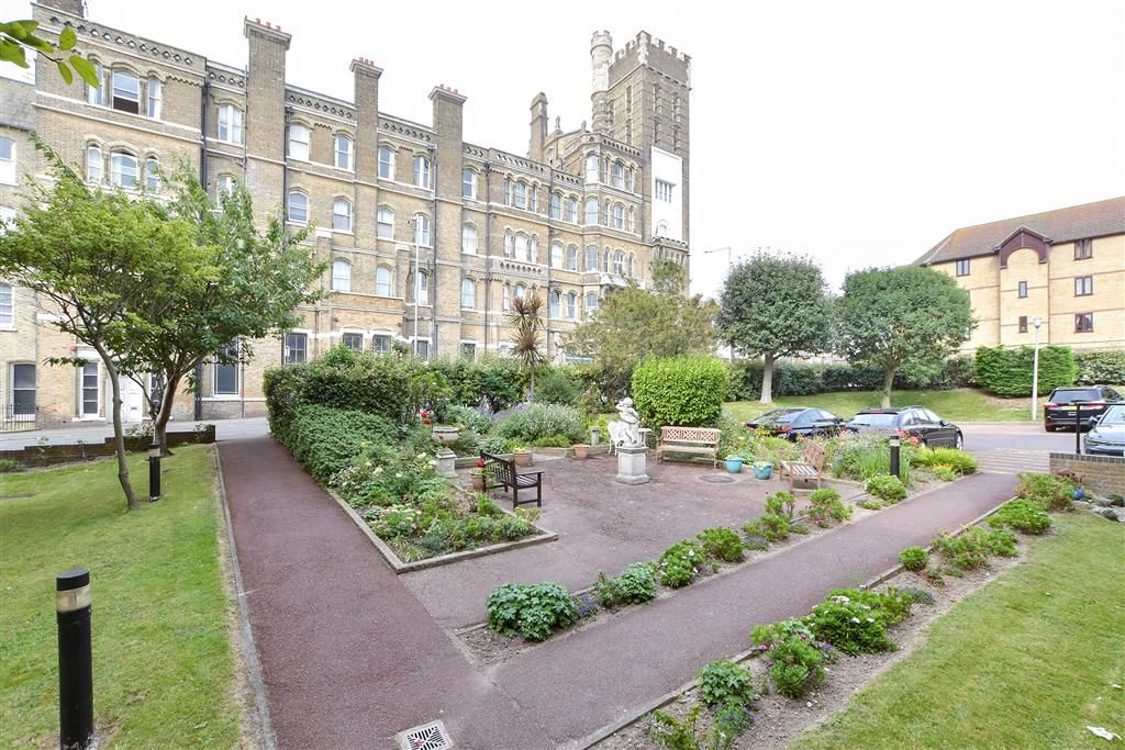 Property photo 2 of 10 Communal Gardens