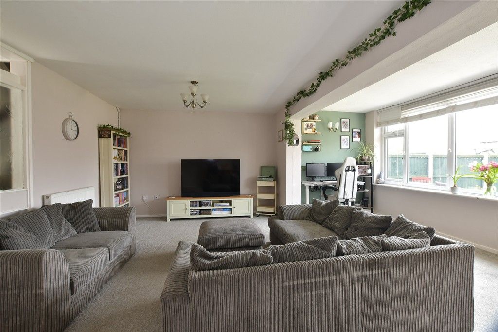 Property photo 3 of 13 Lounge