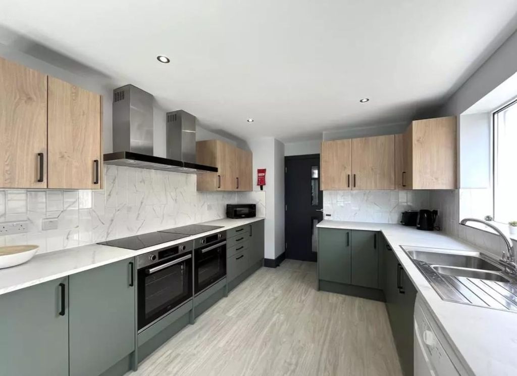 Property photo 1 of 8 Kitchen