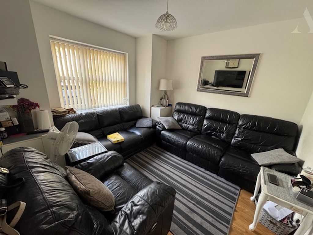 Property photo 2 of 12 32 Ward Close Reception 1