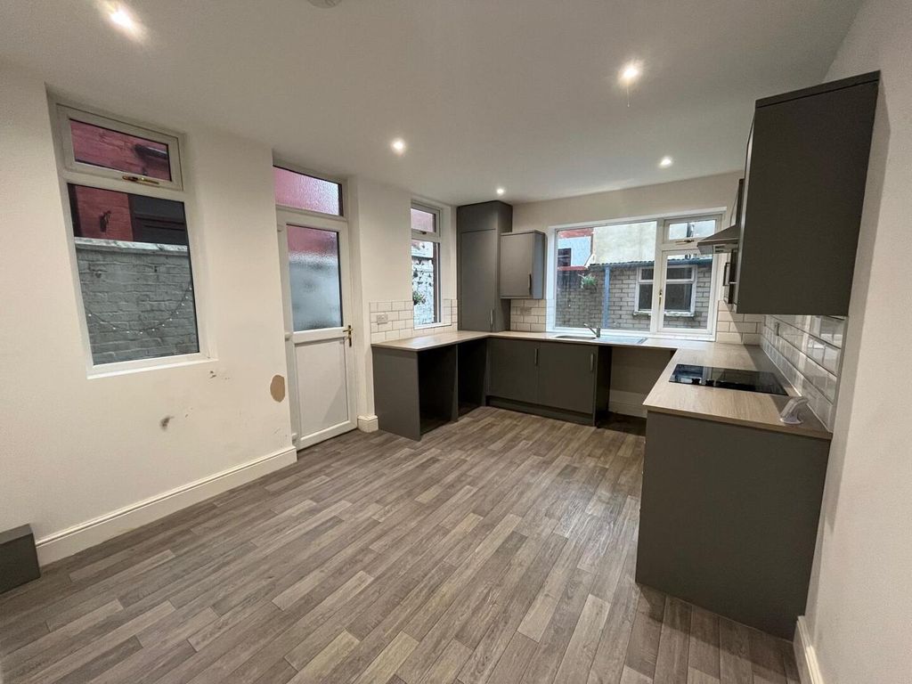 Property photo 3 of 5 Kitchen