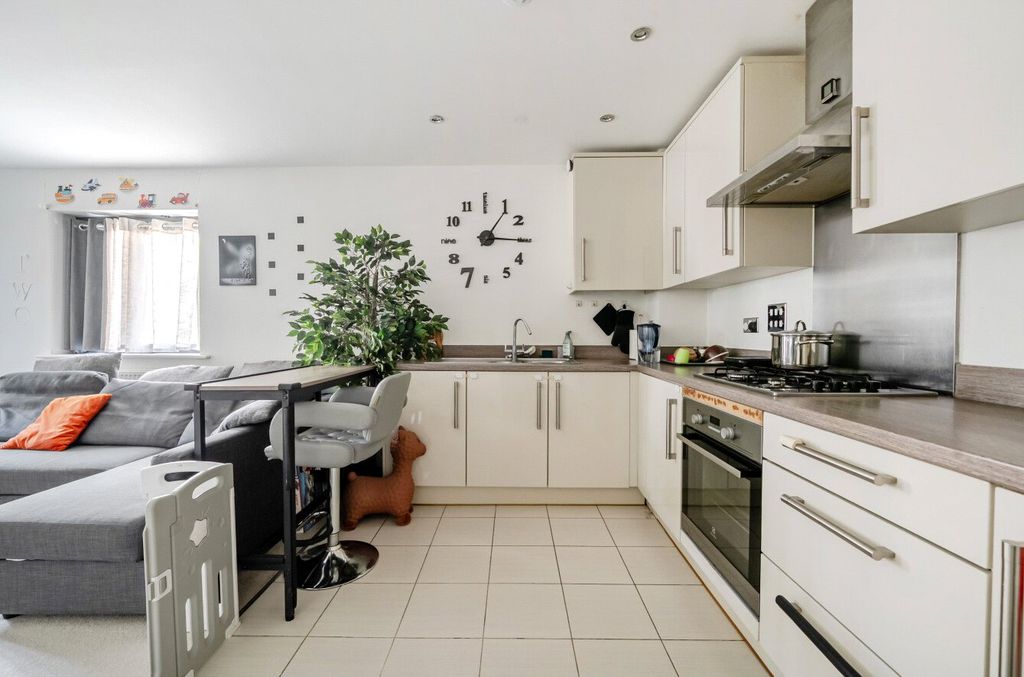 Property photo 3 of 11 Kitchen