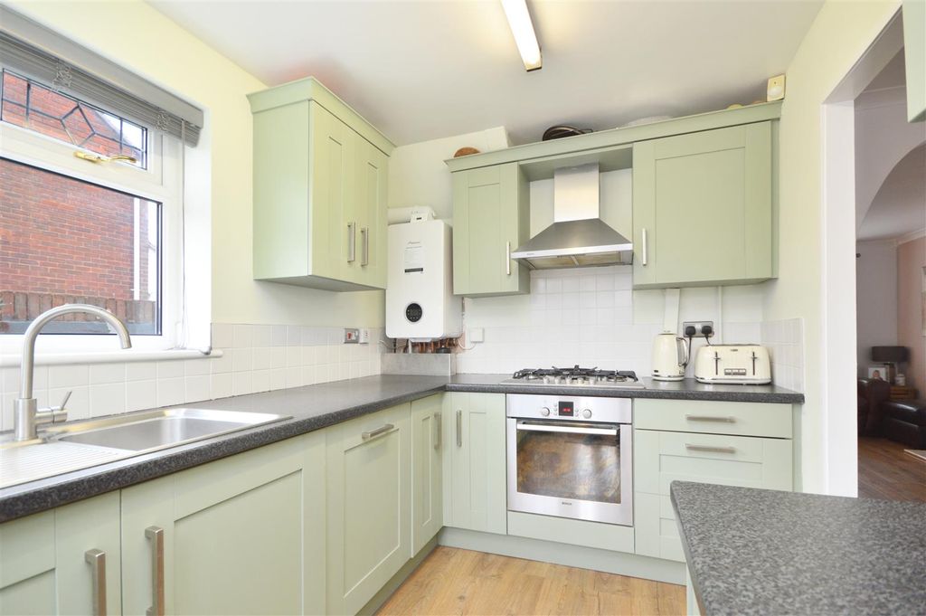 Property photo 3 of 17 Kitchen