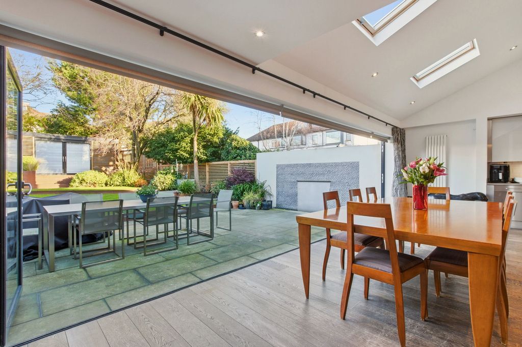 Property photo 2 of 23