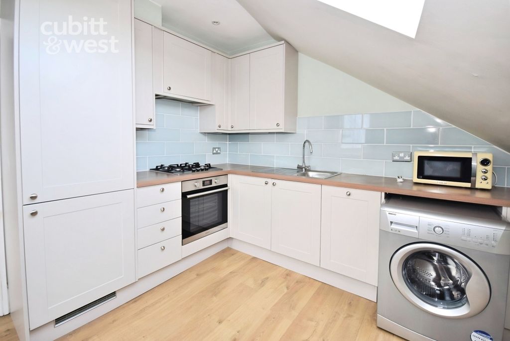 Property photo 3 of 11 Kitchen