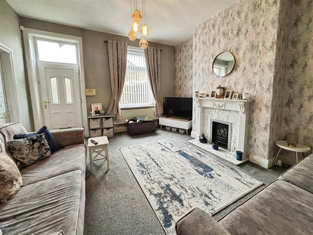 Property photo 3 of 16 Lounge