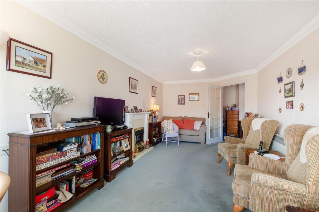 Property photo 3 of 12 40 Hampton Lodge Sm2 5Ey-3.Jpg