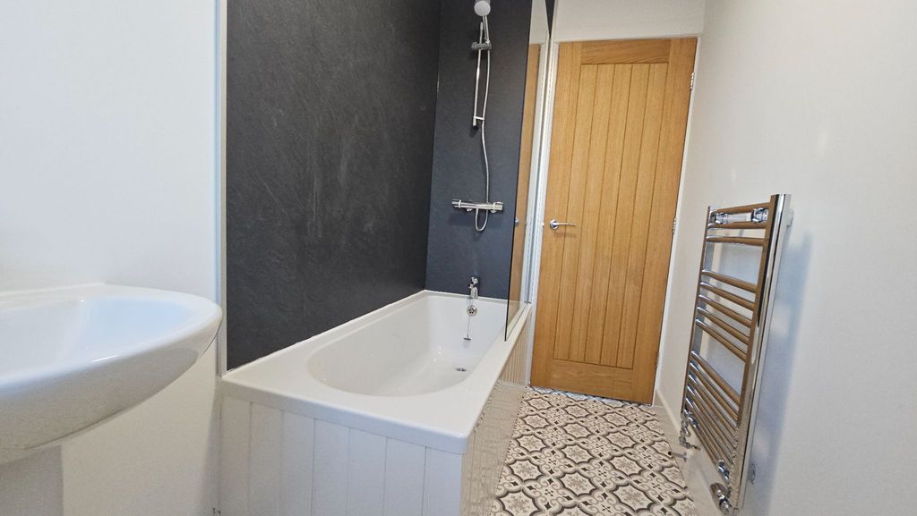 Property photo 3 of 11 Family Bathroom