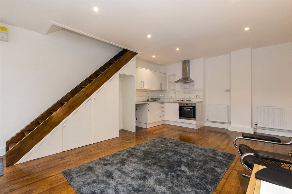 Property photo 3 of 10 Reception/Kitchen