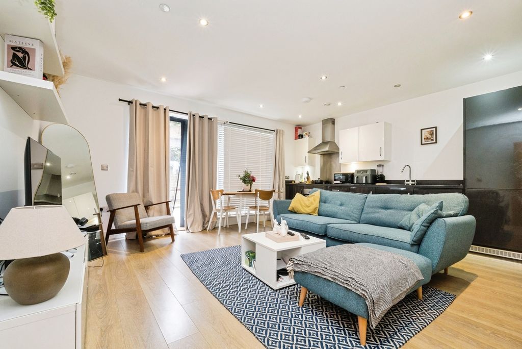 Property photo 2 of 18 Pbox-Img.Jpg