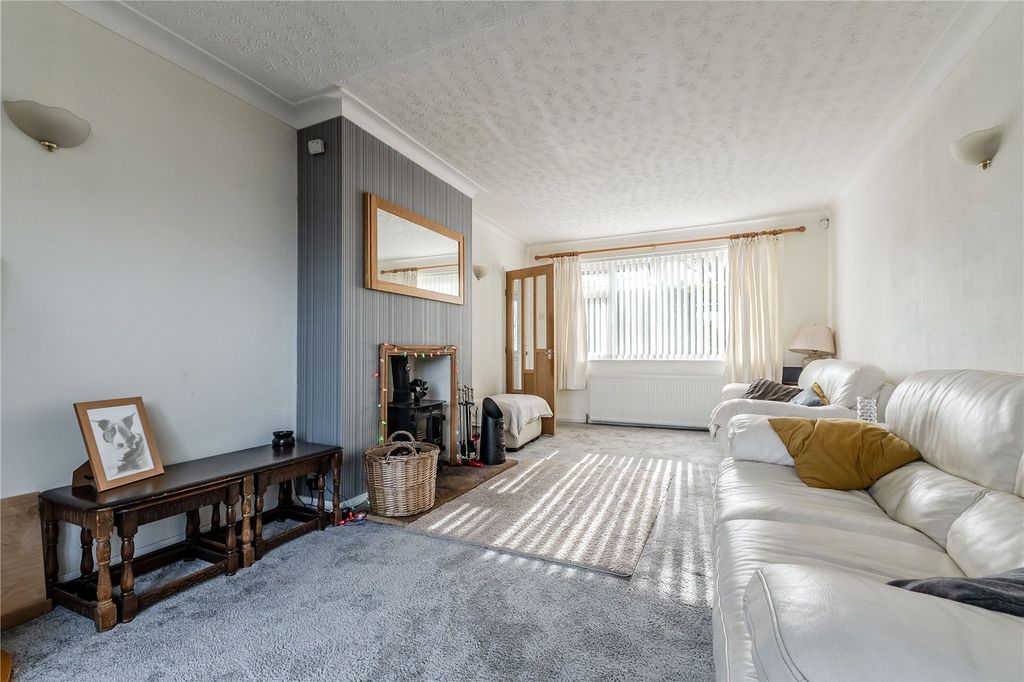 Property photo 2 of 16 Lounge