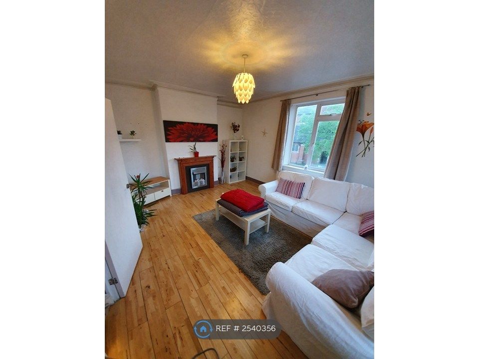 Property photo 1 of 16 Living Room