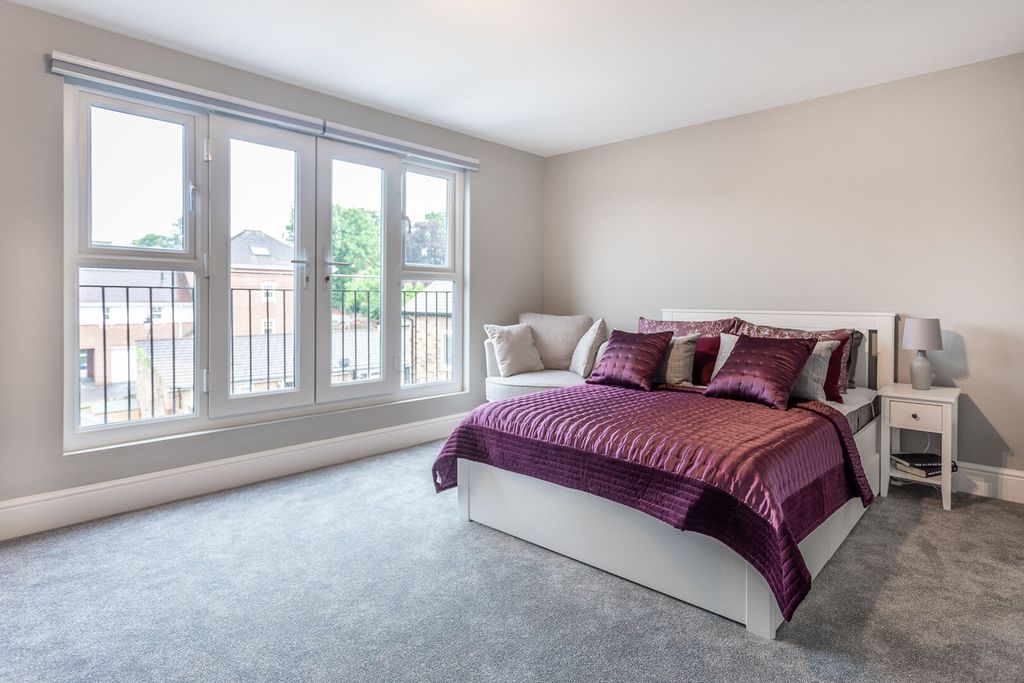 Property photo 1 of 16 Room F Gina 07401 283918