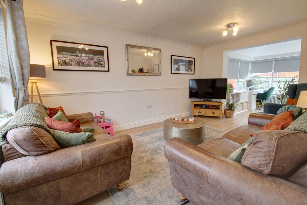 Property photo 3 of 14 Lounge 2