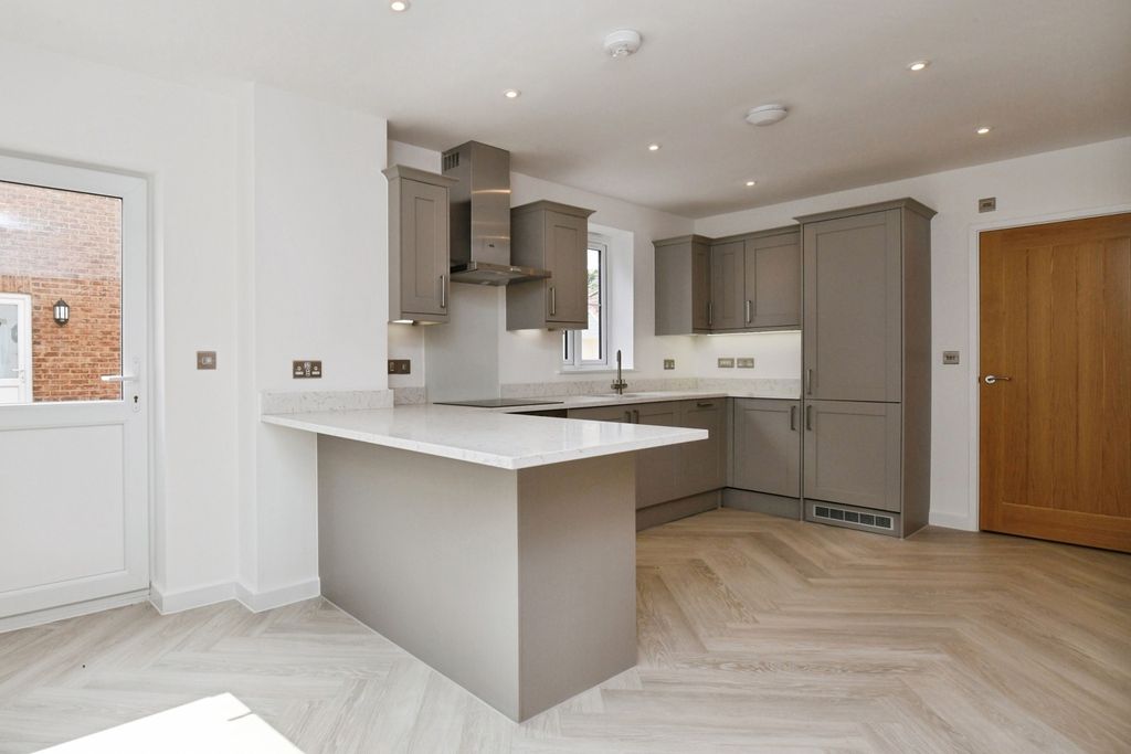 Property photo 2 of 12 Kitchen Diner