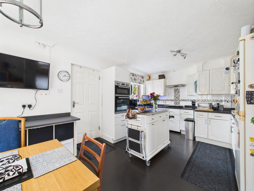 Property photo 3 of 12 Kitchen