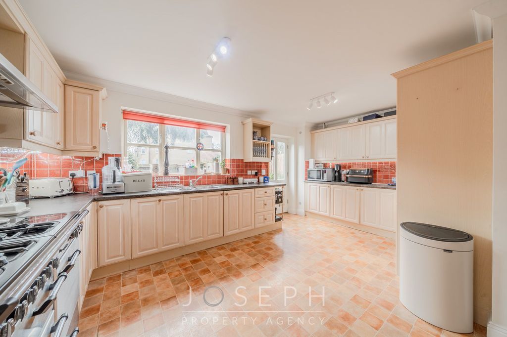 Property photo 3 of 20