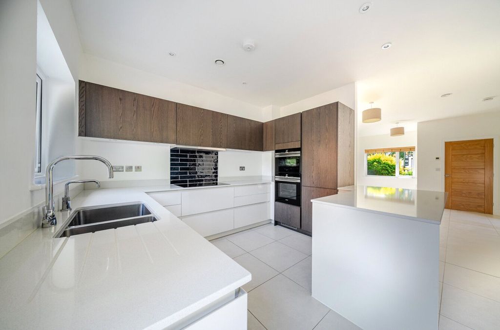 Property photo 2 of 10 Kitchen