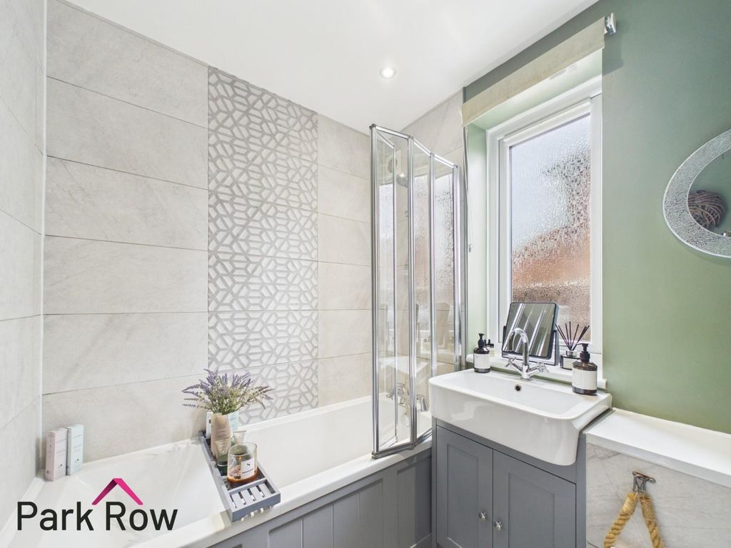 Property photo 3 of 25 Bathroom