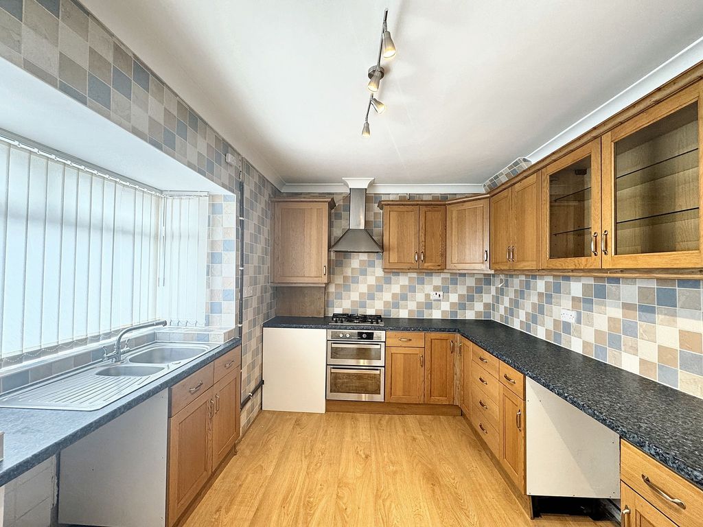 Property photo 2 of 27