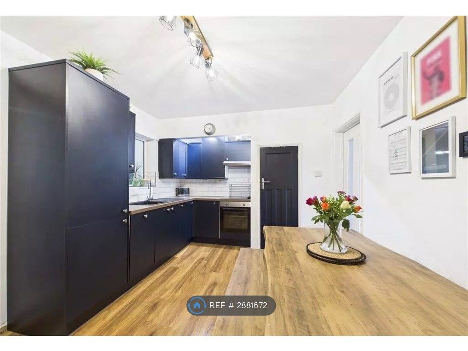 Property photo 3 of 10 Kitchen
