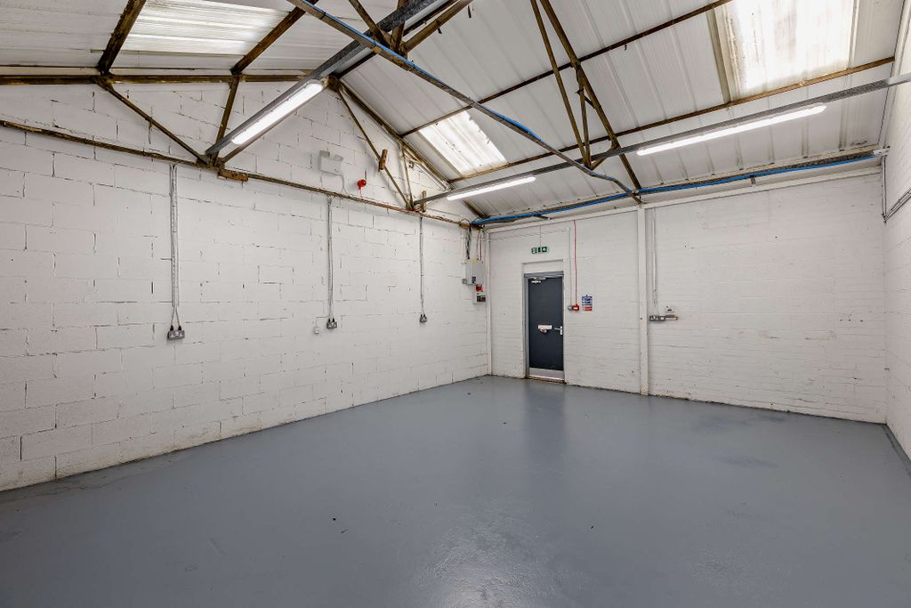 Property photo 3 of 9 8683462-Interior03-800