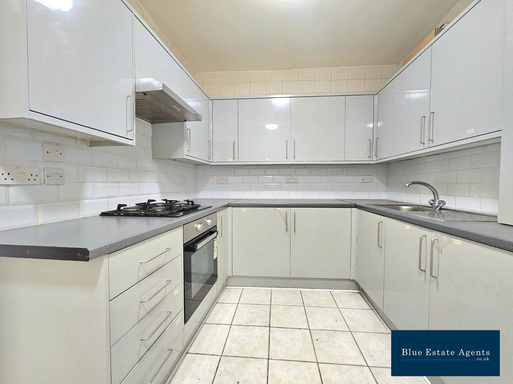 Property photo 3 of 10 Kitchen