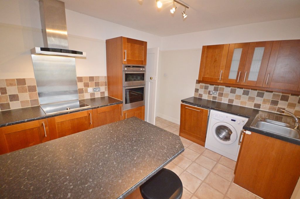 Property photo 3 of 9 Kitchen