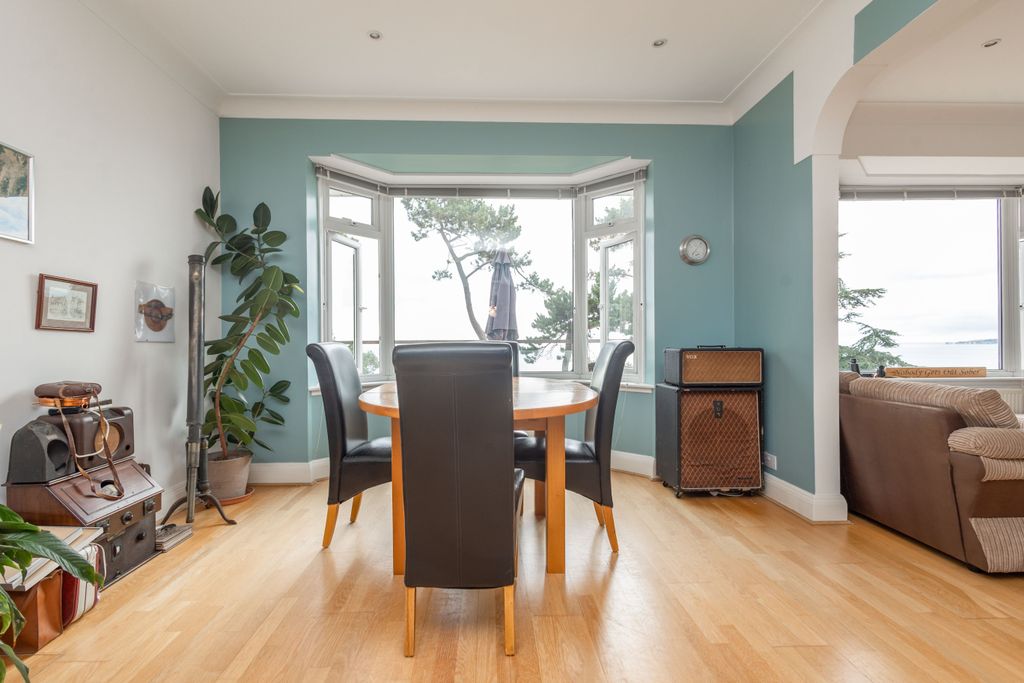 Property photo 3 of 15 R6M_9856
