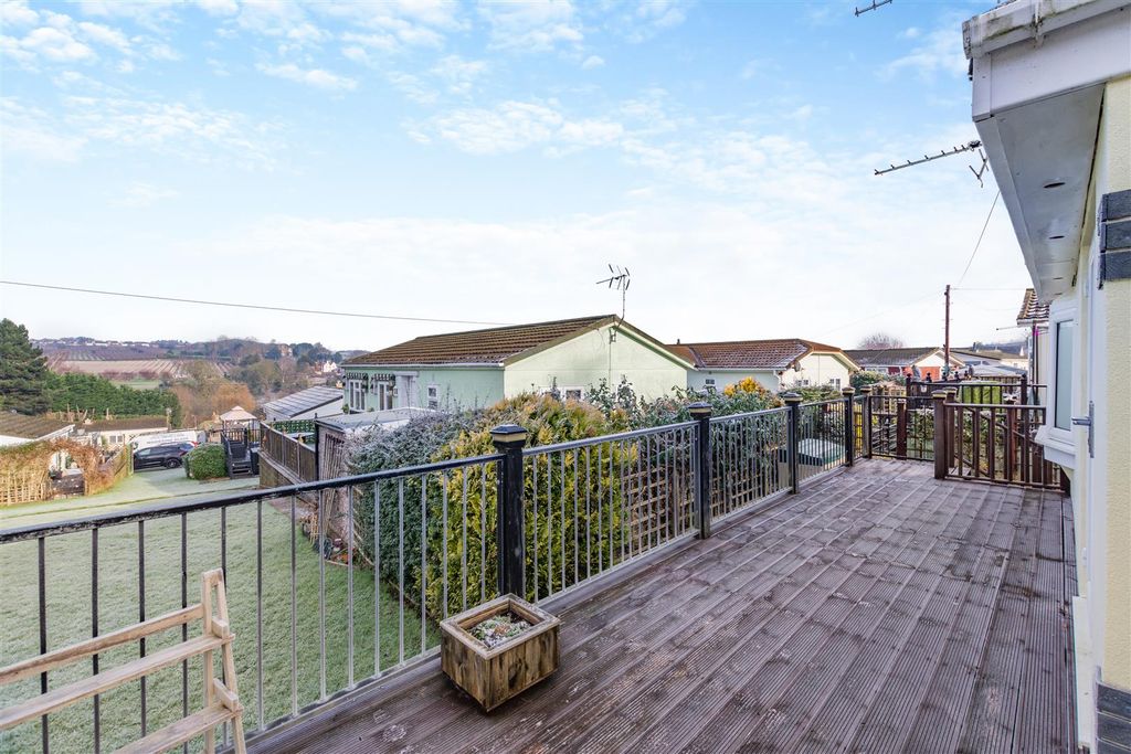 Property photo 2 of 17 8632943-Exterior08.Jpg