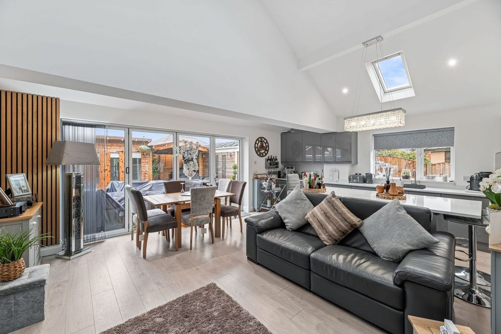 Property photo 3 of 18 Lounge/Kitchen