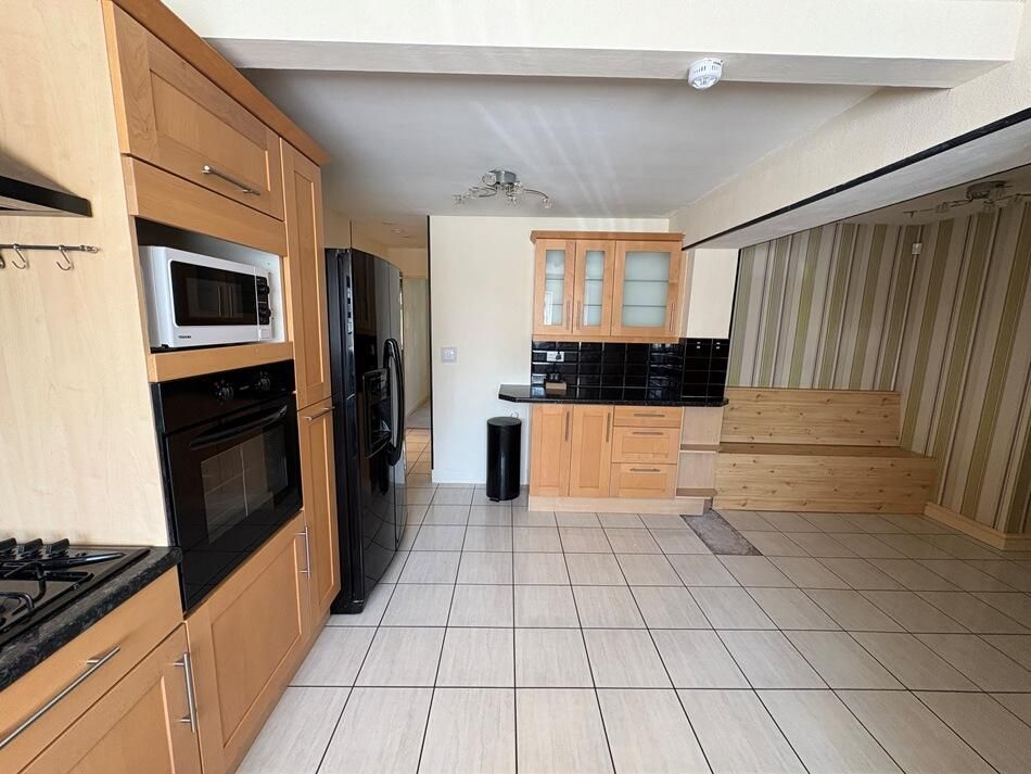 Property photo 3 of 18 Kitchen