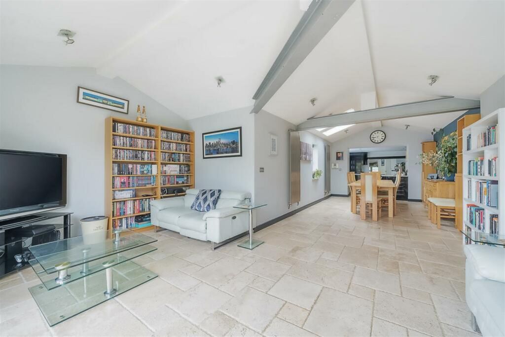 Property photo 2 of 40