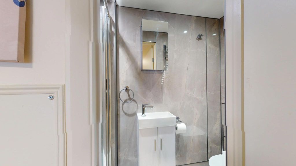 Property photo 3 of 11 Bathroom