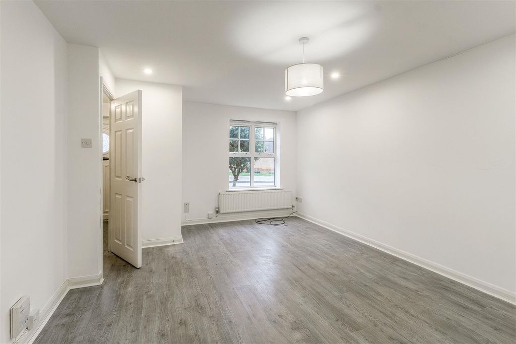 Property photo 3 of 10 Cotswold Drive Living