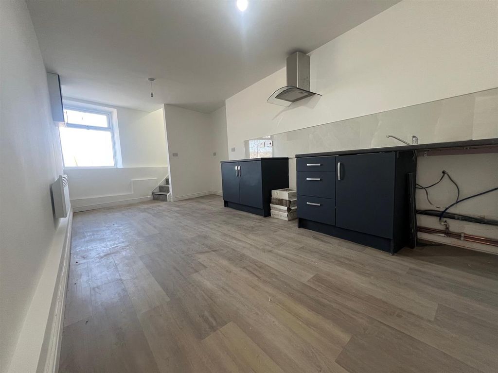 Property photo 3 of 17 Flat1 Living1.Jpg