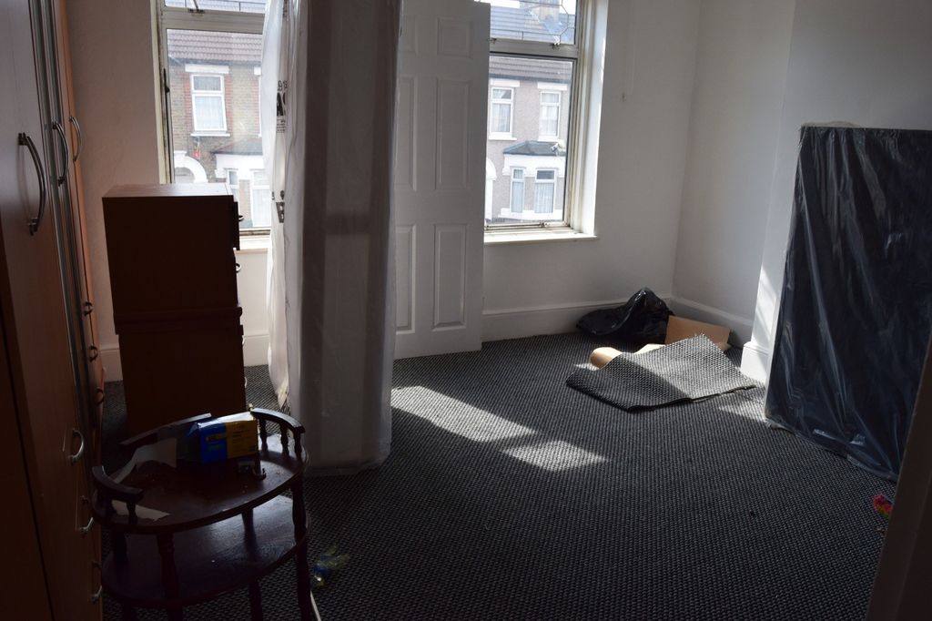 Property photo 1 of 10 Three Bedroom Family House Ideal For Working Families