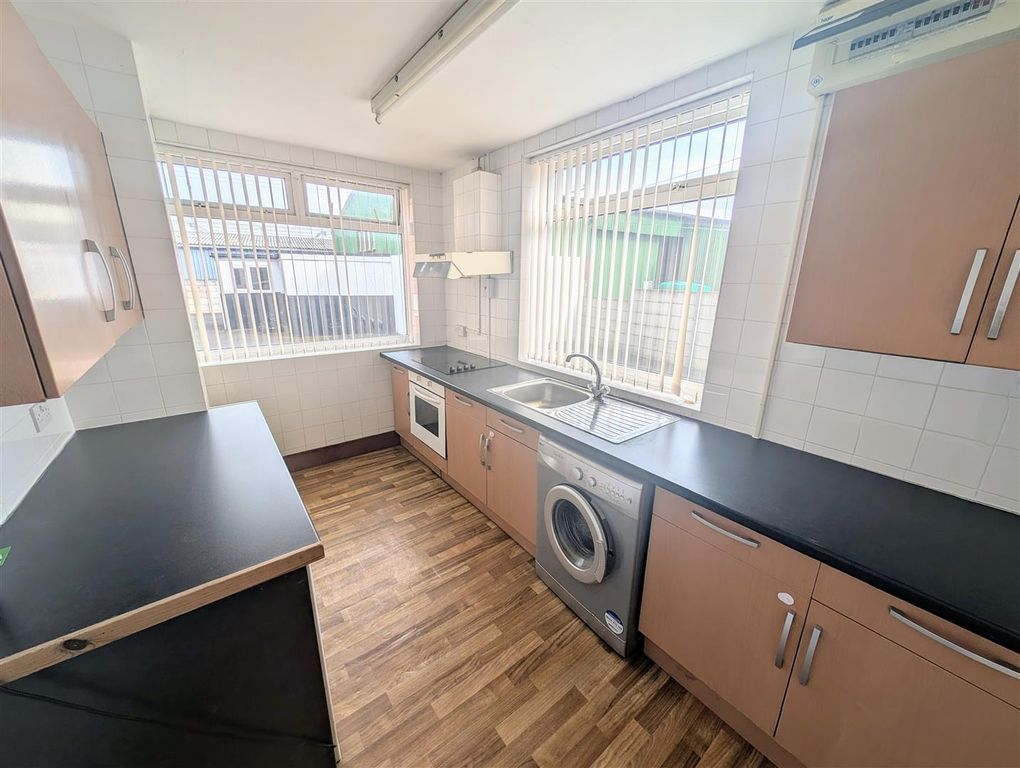 Property photo 2 of 6 Kitchen