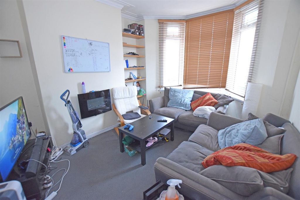 Property photo 2 of 10 Lounge.Jpg