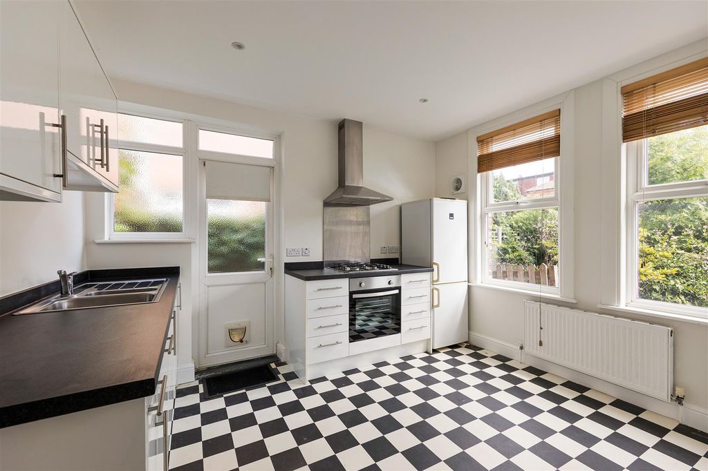 Property photo 3 of 24 Mersey Road, E17