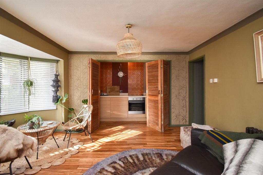 Property photo 3 of 10 Living Room &amp; Kitchen