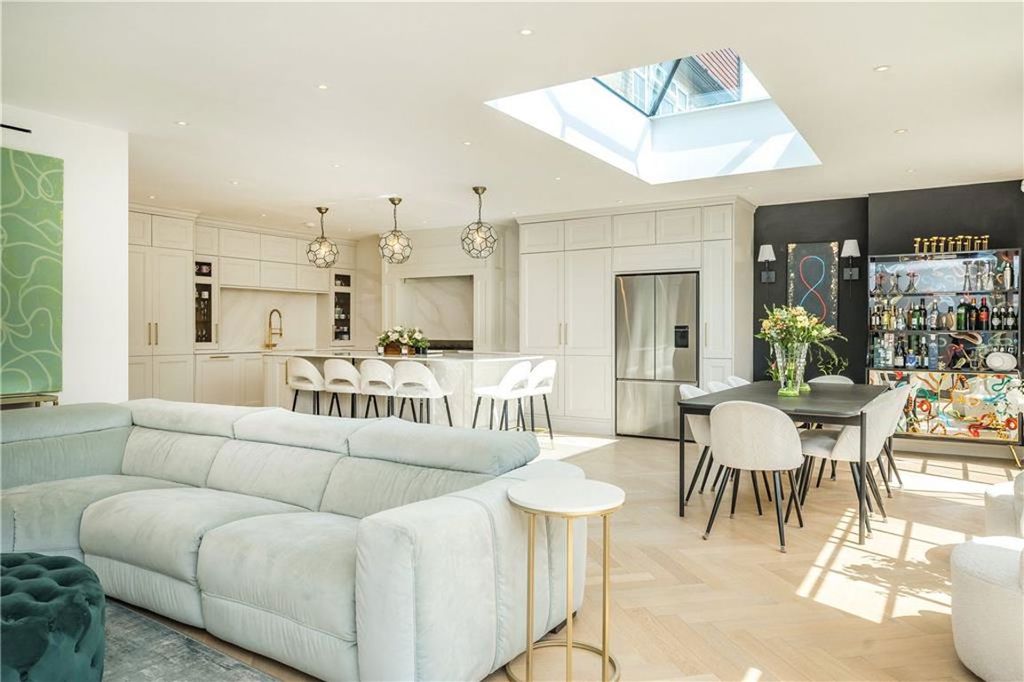 Property photo 3 of 25