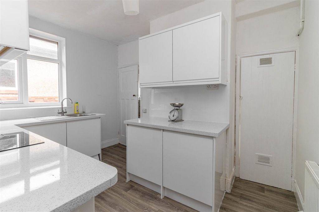 Property photo 3 of 6 Kitchen