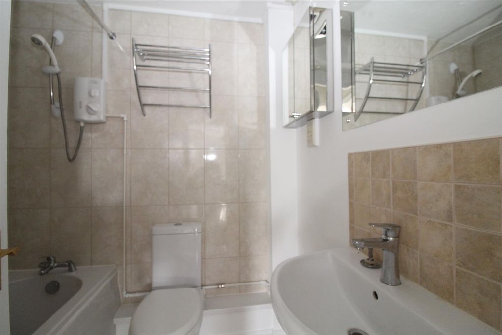 Property photo 3 of 9 Bathroom