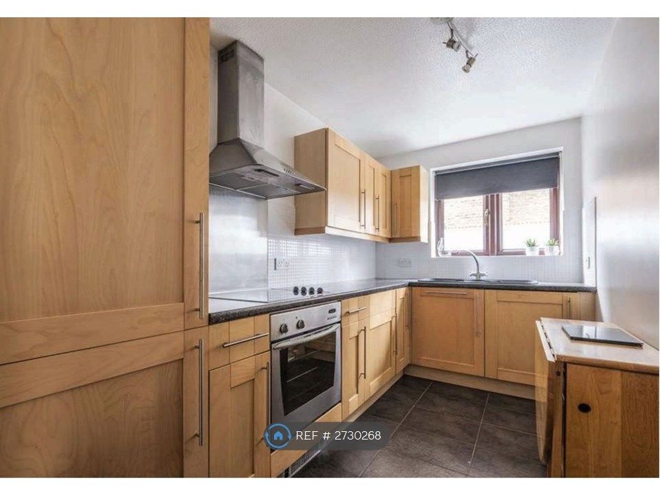 Property photo 3 of 6 Fully Fitted Kitchen