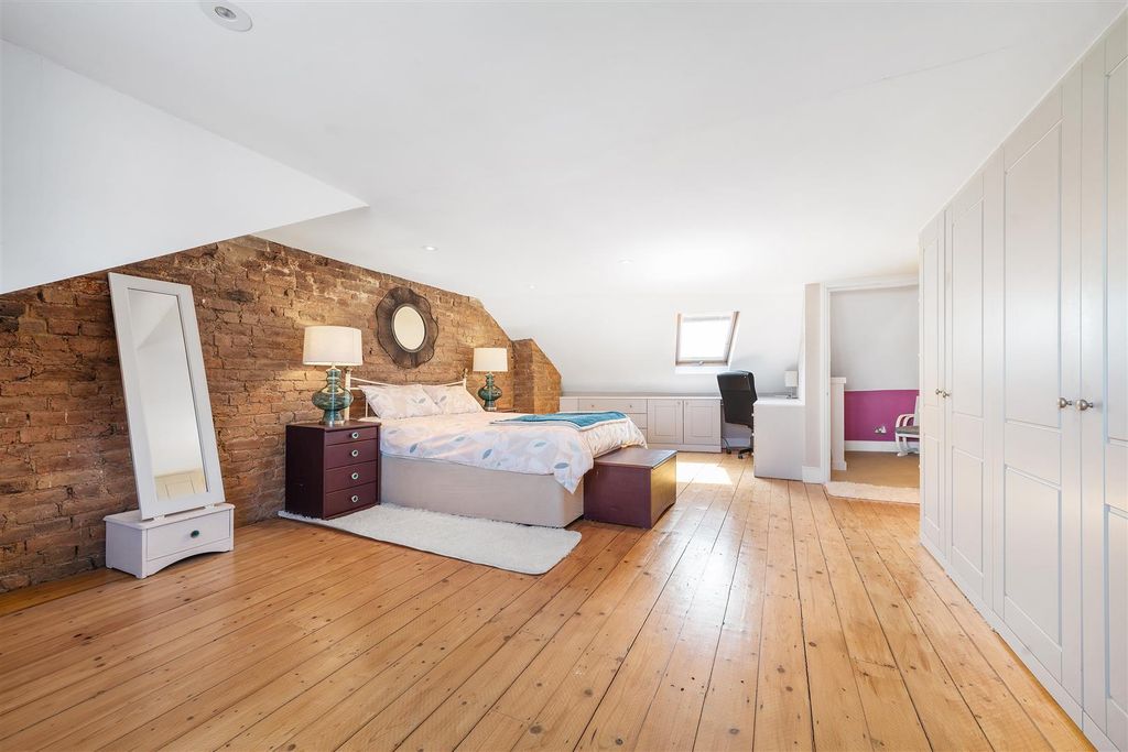 Property photo 1 of 15 St Julians Farm Road-2.Jpg