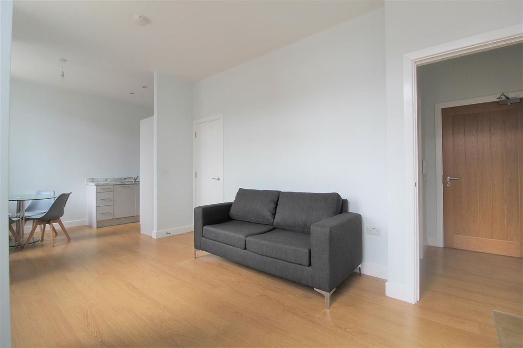 Property photo 3 of 10 Living Space